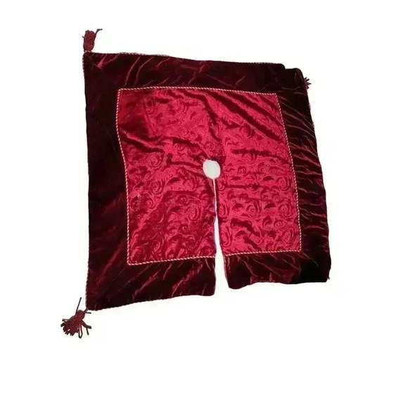Christmas Tree Skirt 45" x 48 1/2" - Picture 1 of 3